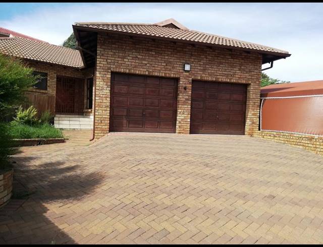 2 BEDROOM TOWNHOUSE FOR SALE IN VANDERBIJLPARK SW 5